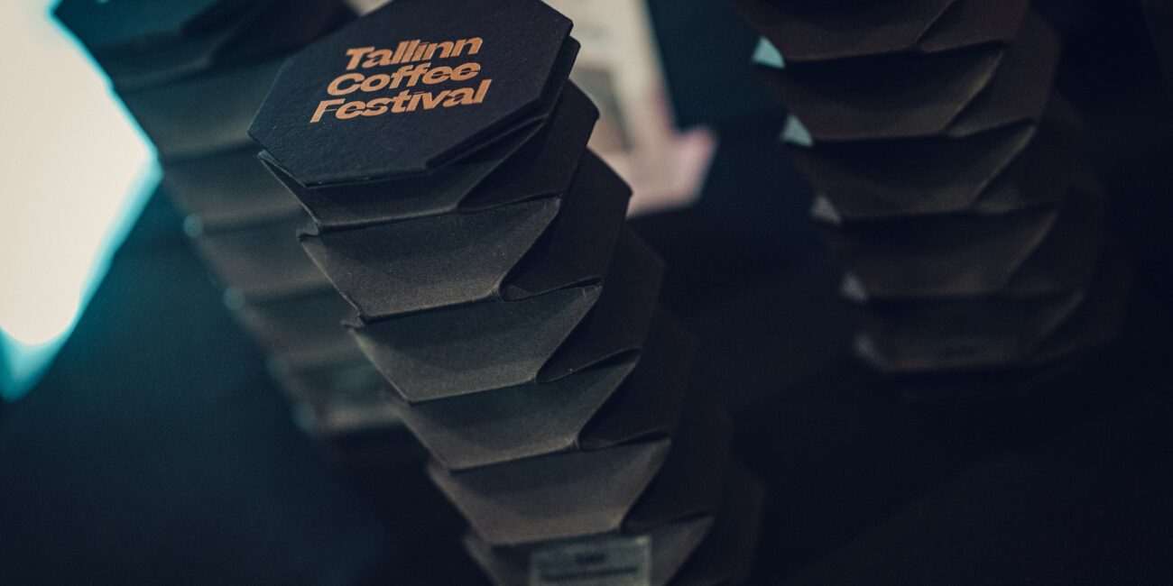 Paberist volditud karp-karikas Tallinn Coffee Festivalile